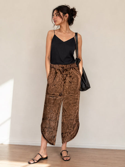 Antique tissue pants with a round hem and slit